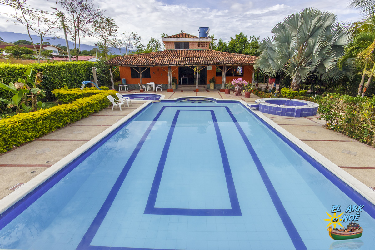 Piscina principal fincas en el totumo